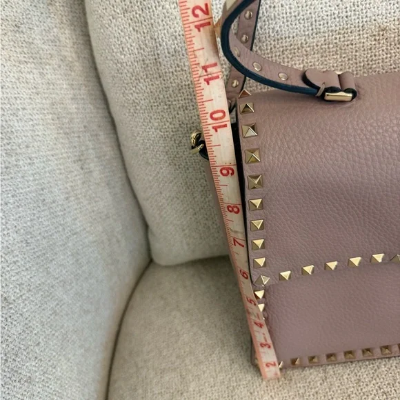 Valentino Pebbled Calfskin Rockstud Flip Lock Top Handle Bag (nude leather) - Picture 4 of 16
